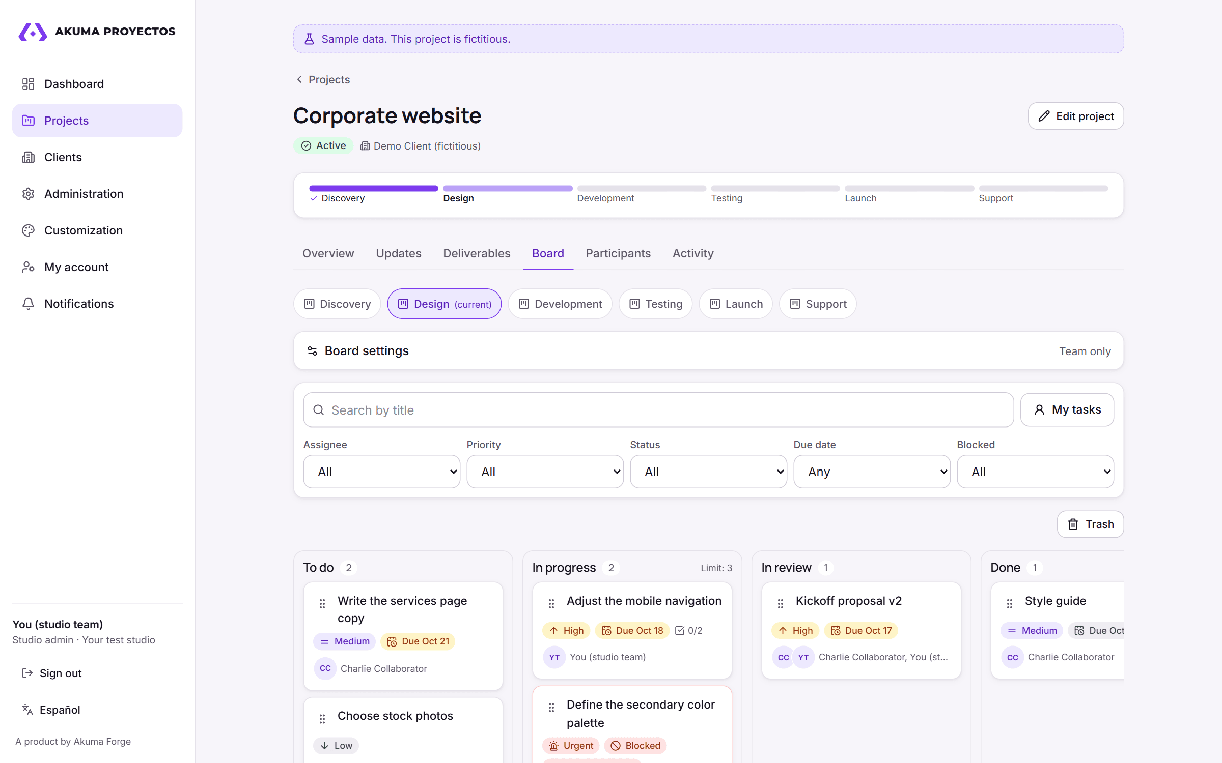 The “Corporate website” project in Akuma Proyectos: stages, filters and the design-stage task board with the columns To do, In progress, In review and Done.