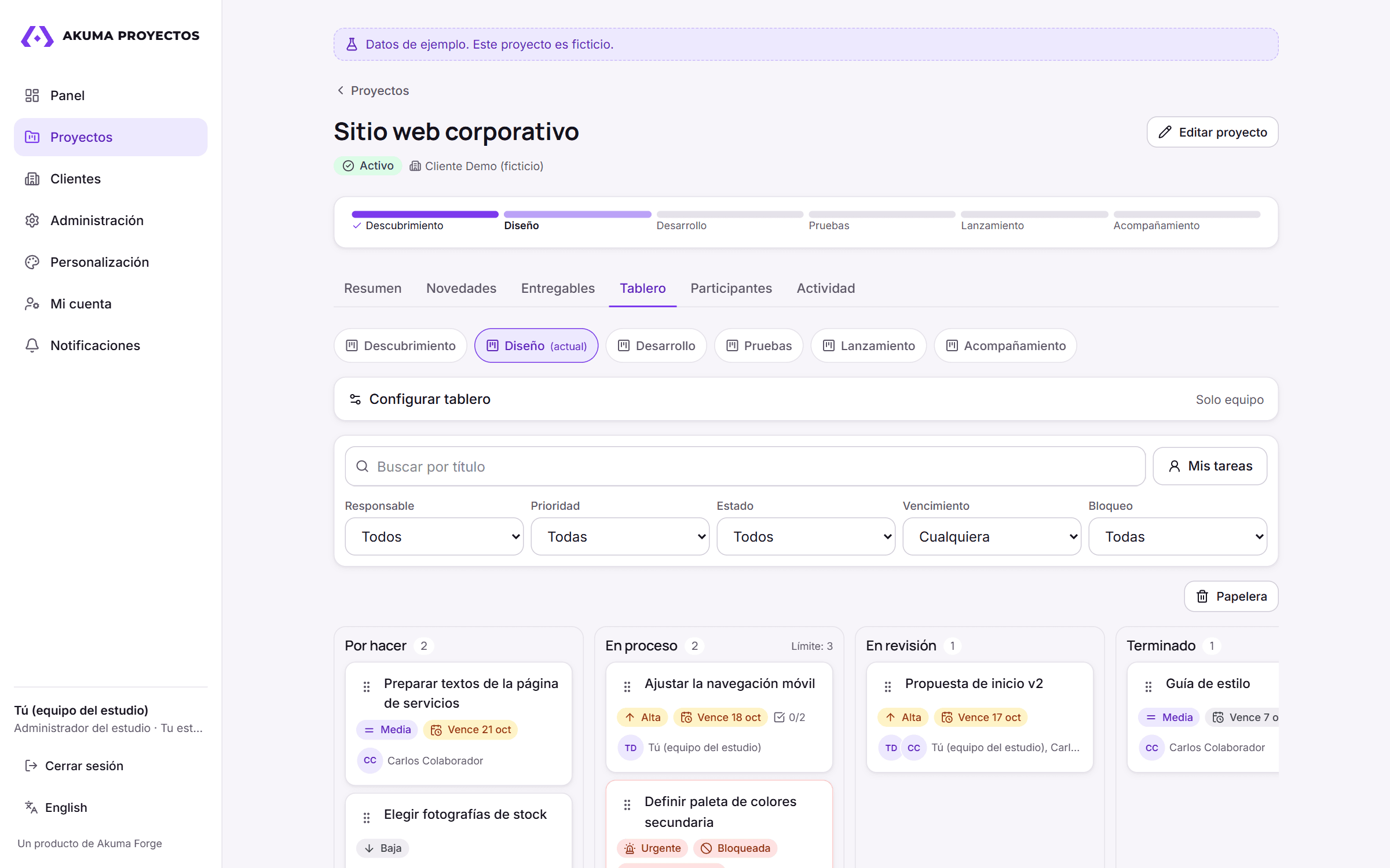 Proyecto «Sitio web corporativo» en Akuma Proyectos: etapas, filtros y el tablero de tareas de la etapa de diseño con las columnas Por hacer, En proceso, En revisión y Terminado.